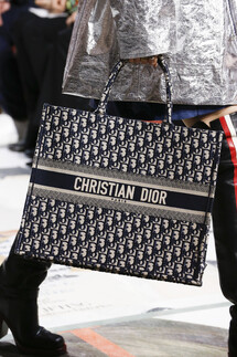 Details Christian Dior , Details Dior Fall 2018 Ready-to-Wear , Детали показа Кристиан Диор , Детали показа Диор осень зима 2018 , Fashion show , неделя моды в Париже , PFW , Мария Грация Кьюри , Mainstyles